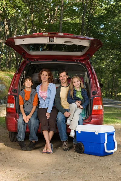 Family sitting in back of car — Stock Photo, Image