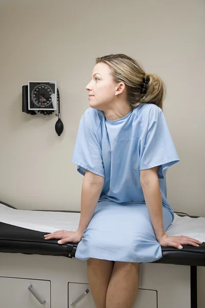 Woman waiting on treatment couch — Stock Photo, Image