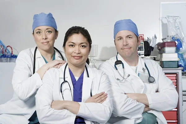 Três médicos no consultório de medicina — Fotografia de Stock