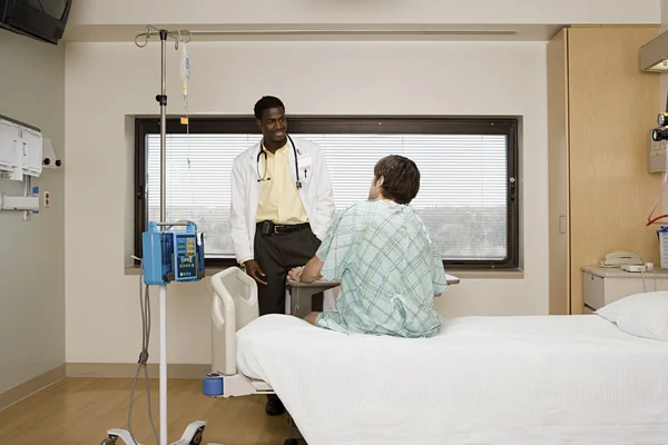 Médico e Paciente no quarto do hospital — Fotografia de Stock