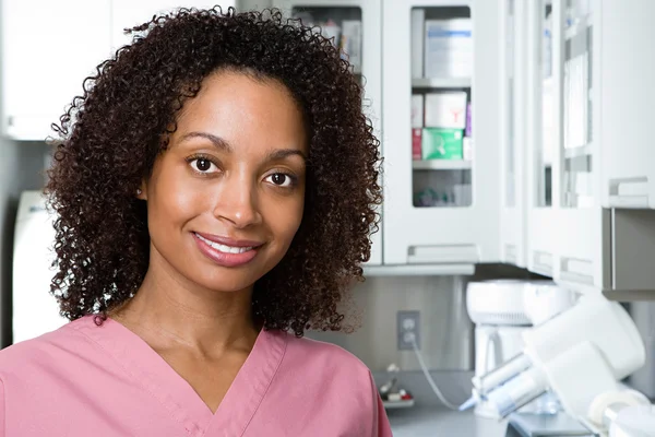 Kvinnliga tandsköterska leende — Stockfoto