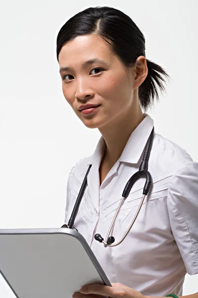 Porträtt av en ung asiatisk sjuksköterska — Stockfoto