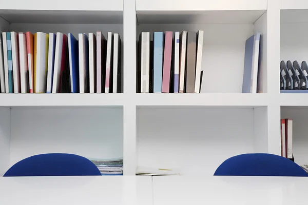 Intérieur de bureau avec table, chaises et étagères — Photo