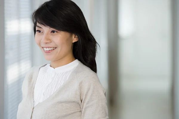 Jonge chinese vrouw die lacht — Stockfoto