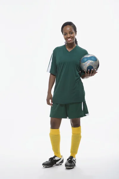 Futbolista femenina sosteniendo pelota —  Fotos de Stock