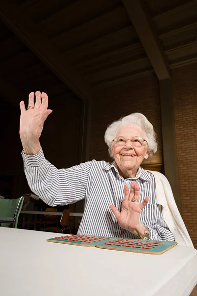 Mulher sênior jogando bingo — Fotografia de Stock