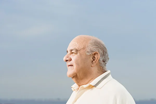 Profilo di un uomo anziano — Foto Stock