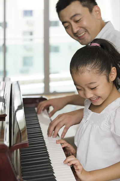 A father and daughter playing the piano — Stock Photo, Image
