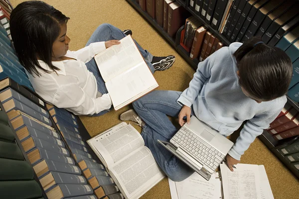 Due studentesse che studiano in biblioteca — Foto Stock