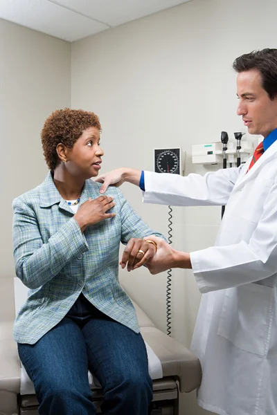 Doctor examining woman — Stock Photo, Image
