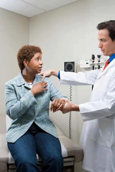 Médico examinando mujer —  Fotos de Stock