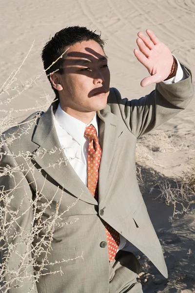 Aziatische zakenman in de hete woestijn — Stockfoto