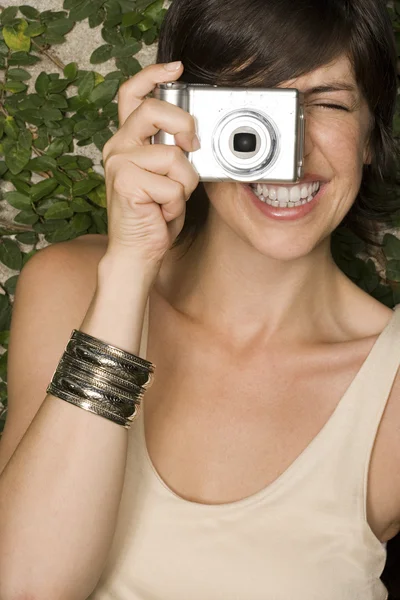 Mujer tomando una foto — Foto de Stock