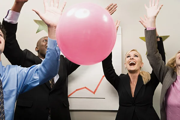 Vier Büroangestellte feiern — Stockfoto