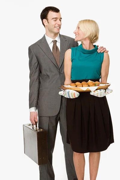 Geschäftsmann und Ehefrau mit Kuchen — Stockfoto