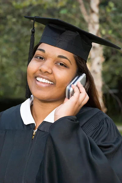 Graduada femenina usando un teléfono celular —  Fotos de Stock