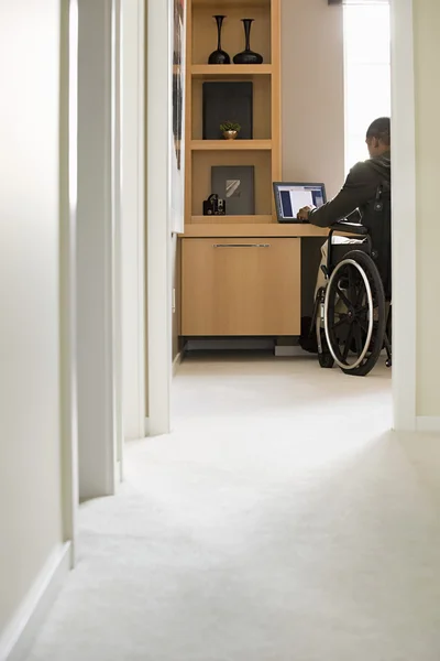 Disabled man telecommuting — Stock Photo, Image
