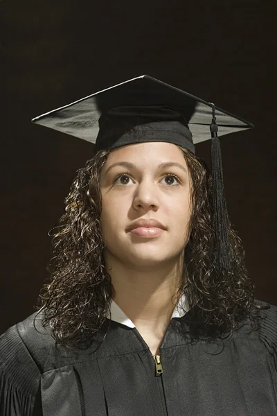 Donna laureata guardando in su — Foto Stock