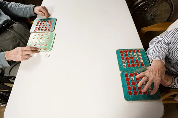 İki yaşlılar Bingo oyun — Stok fotoğraf
