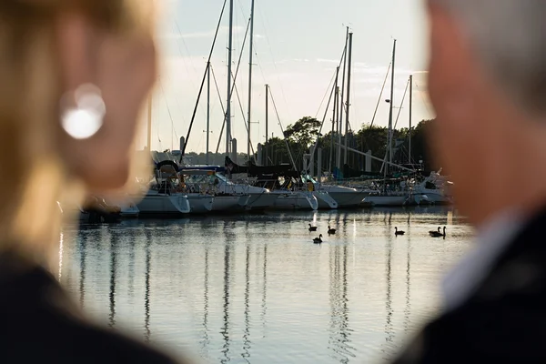 Пара смотрит на яхты в гавани — стоковое фото