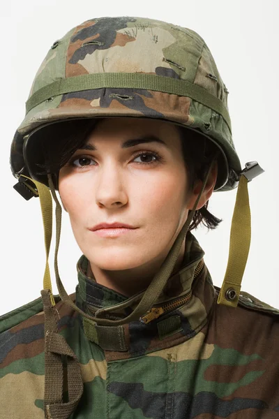 Vrouw soldaat in helm — Stockfoto