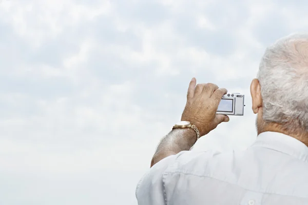 Uomo che scatta una foto del cielo — Foto Stock