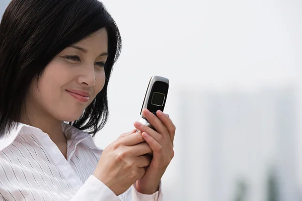 Chinese businesswoman text messaging on phone — Stock Photo, Image