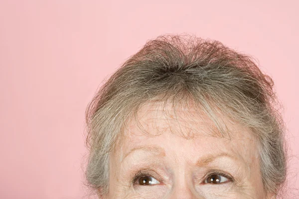 Retrato de una mujer adulta mayor — Foto de Stock