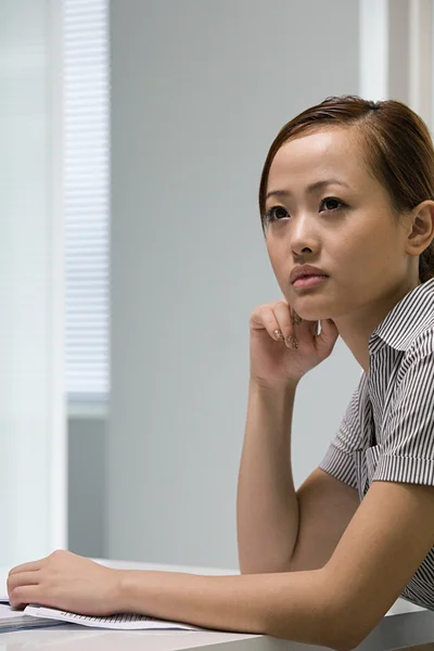 Female office worker thinking — Stock Photo, Image