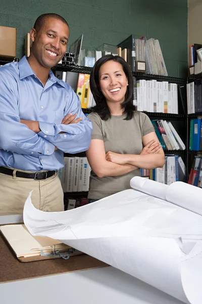 Dos arquitectos sonriendo a la cámara —  Fotos de Stock