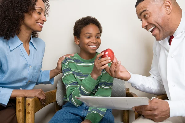 Zahnarzt schenkt Patienten Apfel — Stockfoto