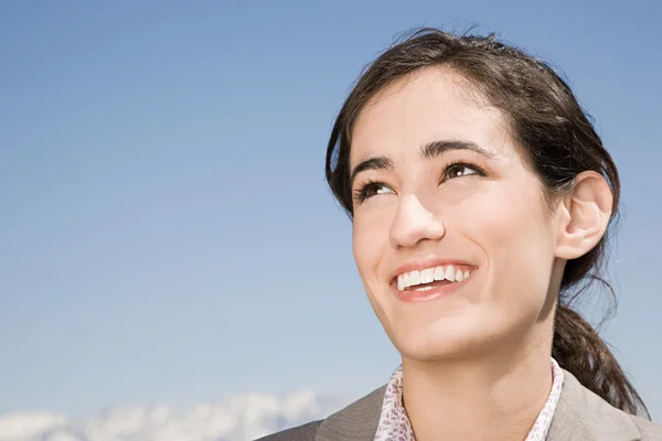 Junge brünette Frau lächelt — Stockfoto