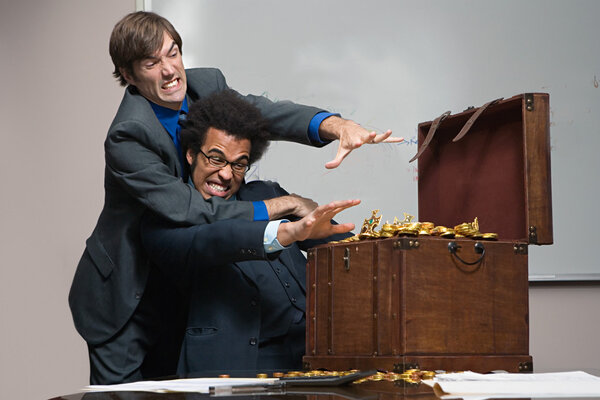 Коллеги борются за деньги
