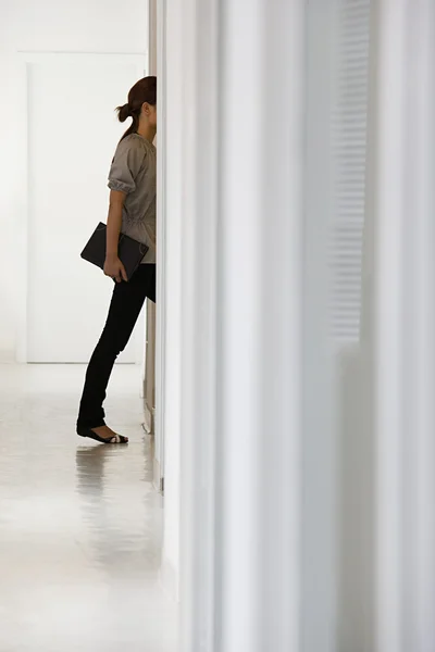 Mujer caminando en la oficina — Foto de Stock