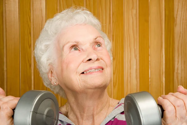 Senior woman lifting dumbbells — Stock Photo, Image