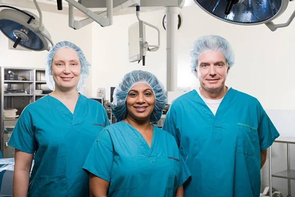 Хирурги в операционной — стоковое фото