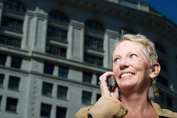 Woman talking on mobile phone — Stock Photo, Image