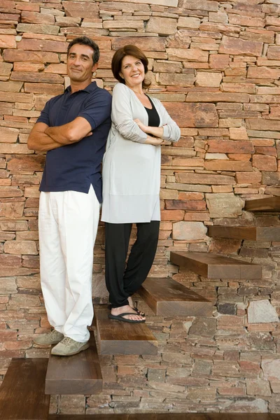 Par som står på stegen — Stockfoto
