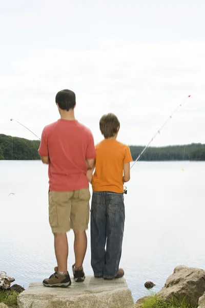 Pai e filho pesca no lago — Fotografia de Stock