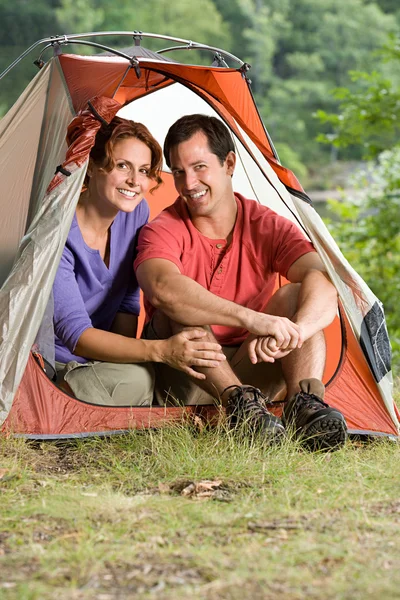 Casal sentado em uma tenda — Fotografia de Stock