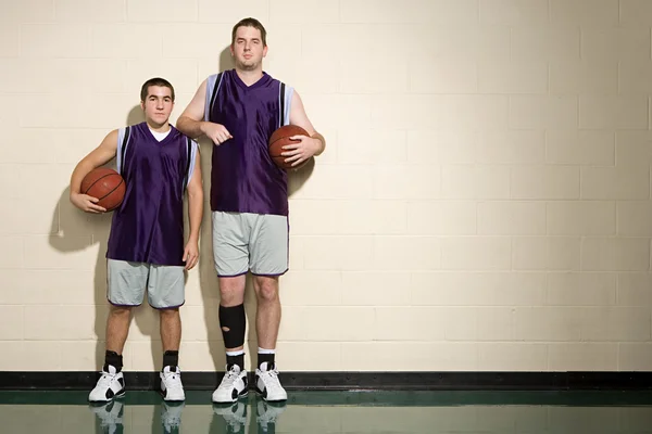 Tall and short basketball players — Stock Photo, Image