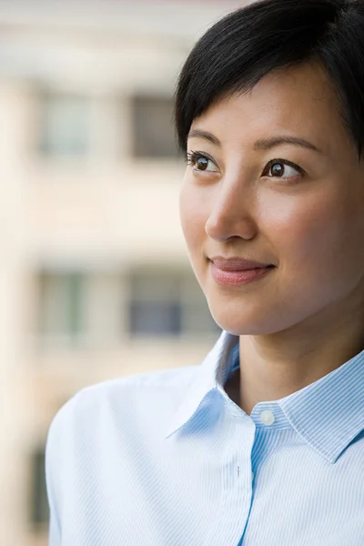 Retrato de una hermosa joven — Foto de Stock