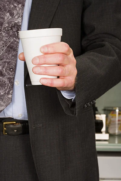 Бизнесмен с кофейной чашкой — стоковое фото