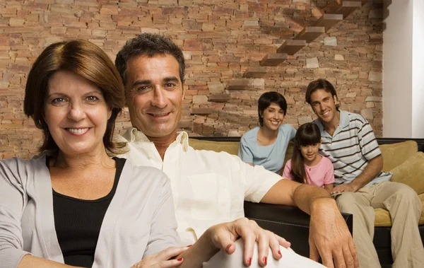 Abuelos y familia posando en la habitación —  Fotos de Stock