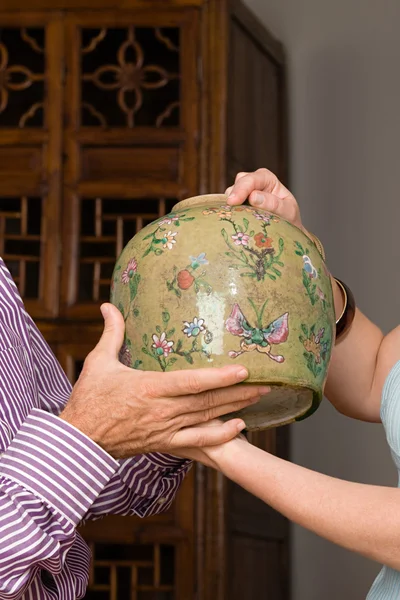 Menschen mit einer Vase — Stockfoto