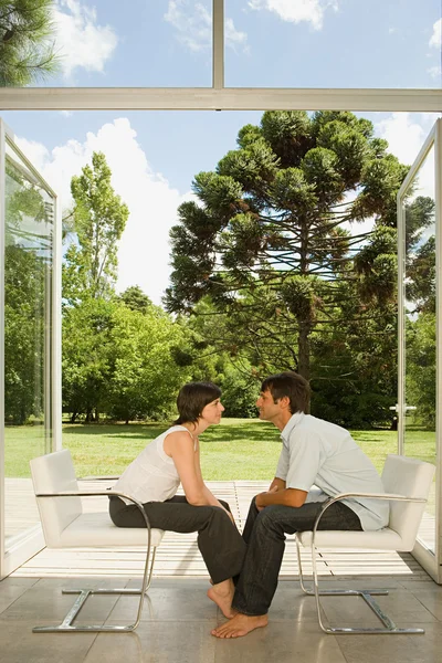 Couple gazing at each other — Stock Photo, Image