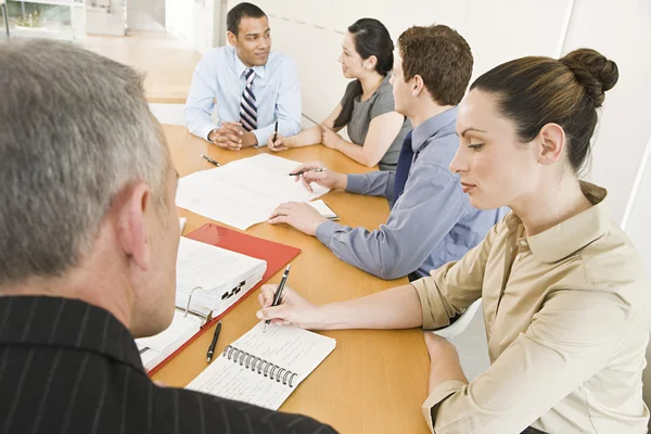 Vijf ondernemers op een bijeenkomst in office — Stockfoto