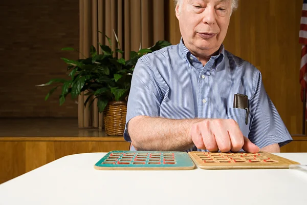 Starší muž hrát bingo — Stock fotografie