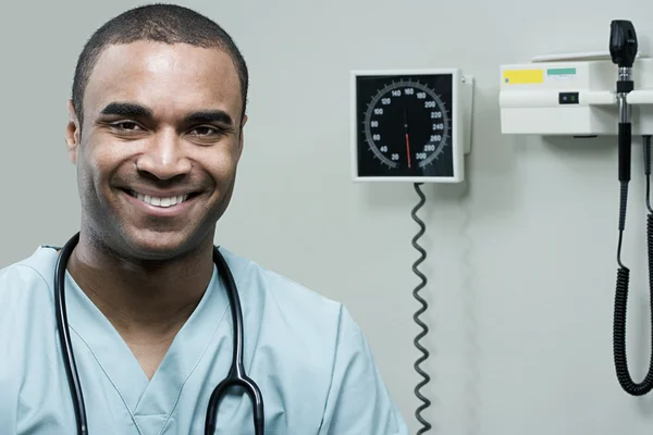 Мужчина-врач улыбается — стоковое фото