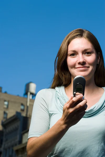 Woman with mobile phone smiling — Stock Photo, Image